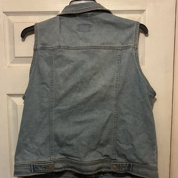 Universal Thread Light Blue Denim Vest. This is a size XXL. - Picture 6 of 8